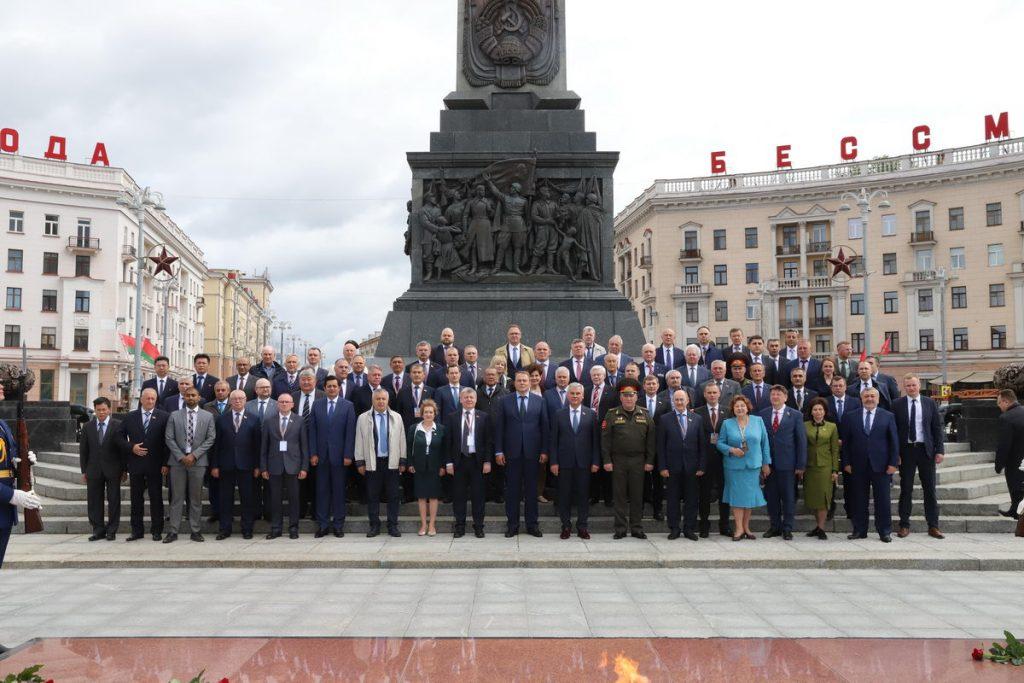 Возложение цветов на Площади Победы