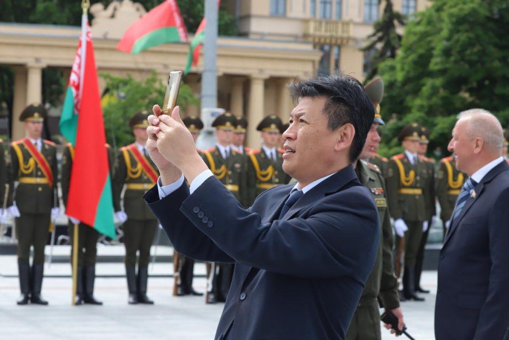 Возложение цветов на Площади Победы