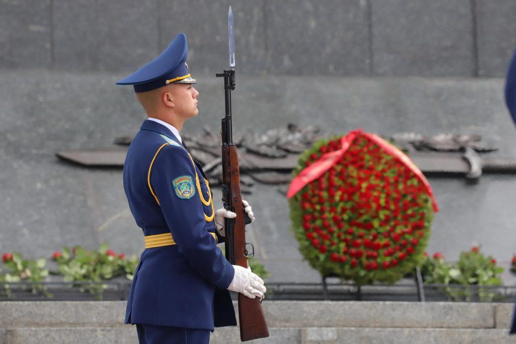 Возложение цветов на Площади Победы
