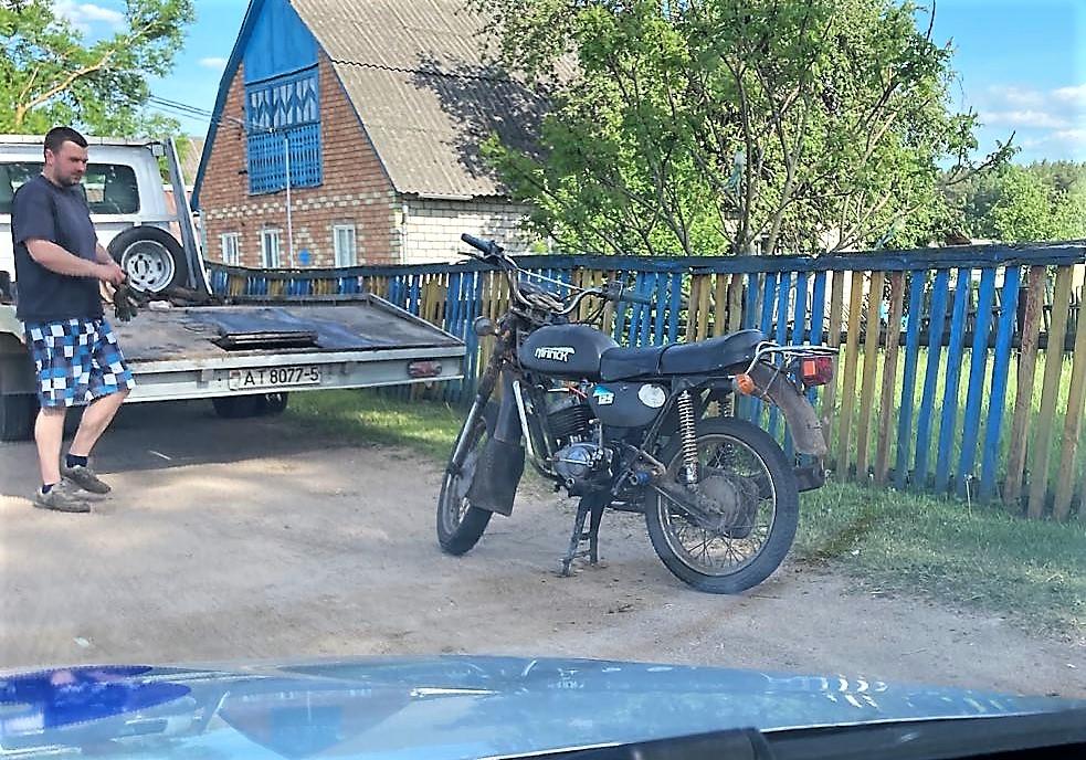 Пьяный мотоциклист прилег на припаркованный «Ниссан» в Шашках Столбцовского района