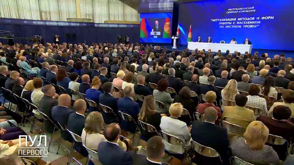 Каждому району — по телеграм-каналу. Лукашенко призвал местные власти быть с людьми на одной волне