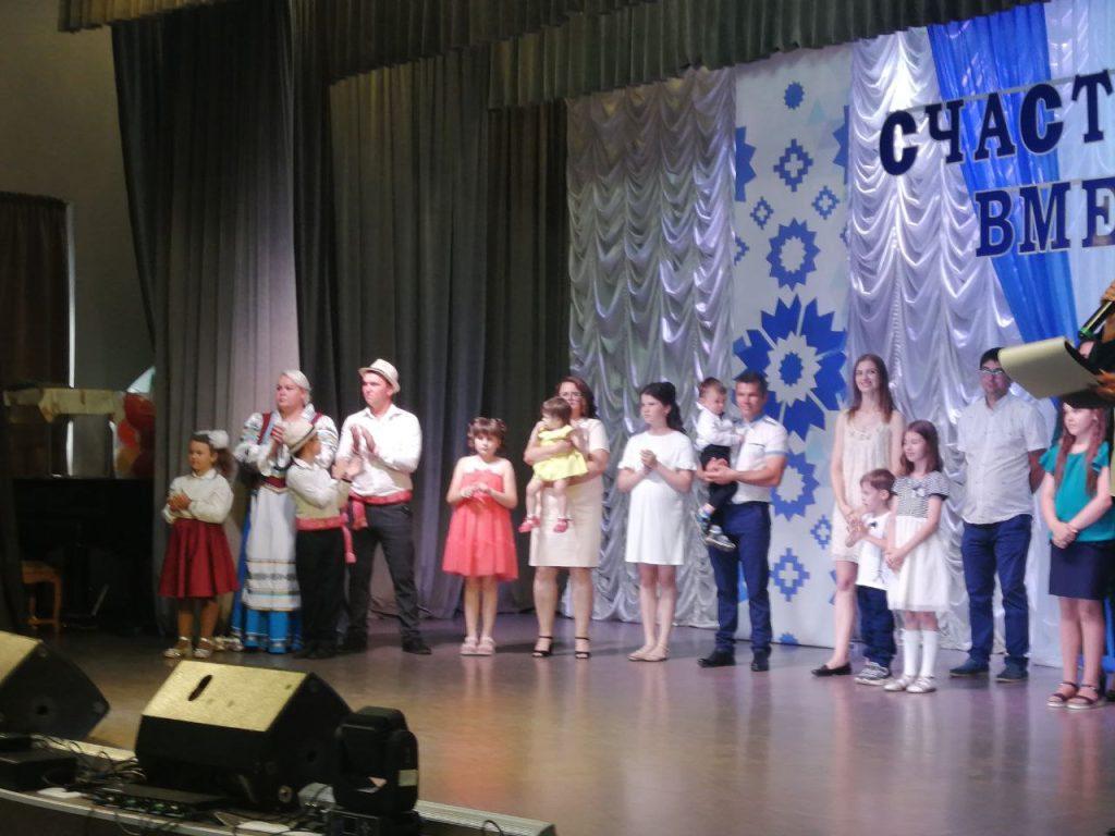 Красивые и креативные. В Смолевичах выбрали лучшую семью района
