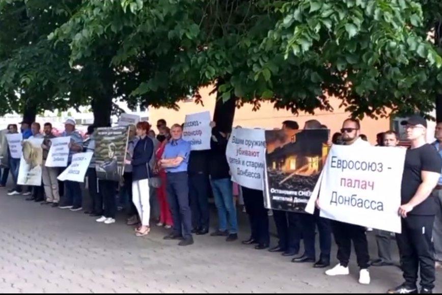 В Минске у представительства ЕС прошел флешмоб против бомбежек Донбасса ВСУ