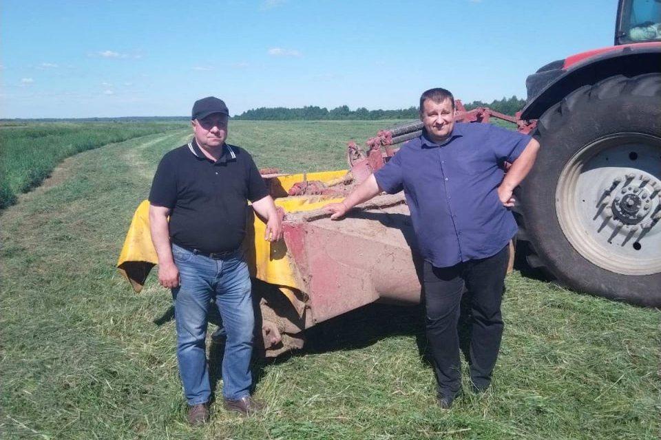 Заместитель директора по механизации Геннадий Уласовец и заместитель директора по производству Александр Соловьев