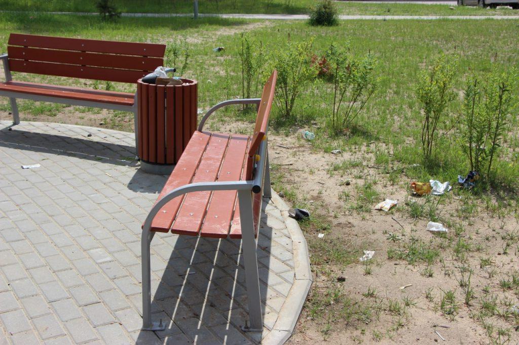 «В ЖЭУ говорят, наш дом их уже достал». Как обстоят дела с мусором на детской площадке в Борисове