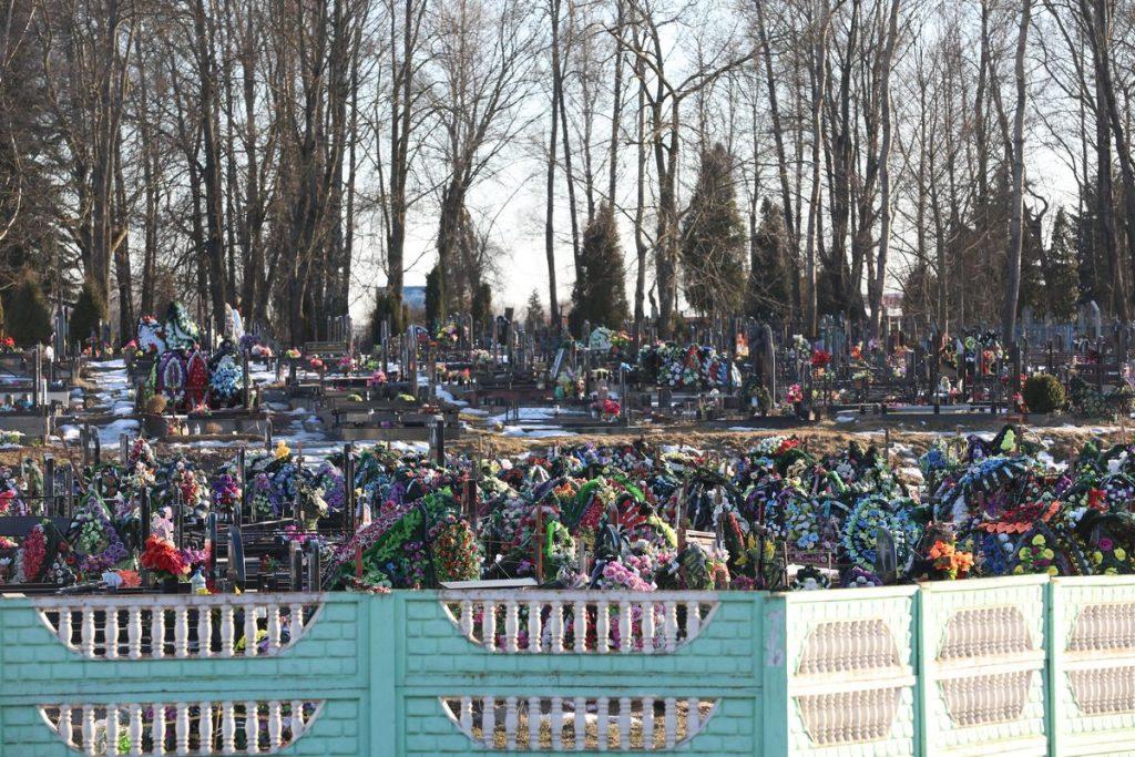 «Надгробие собрали из остатков». Жительница Любанщины возмущена состоянием памятника на могиле сына