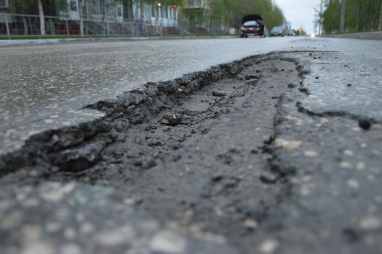 «Доехать до дома не можем». В Заславле просят привести в порядок дорогу