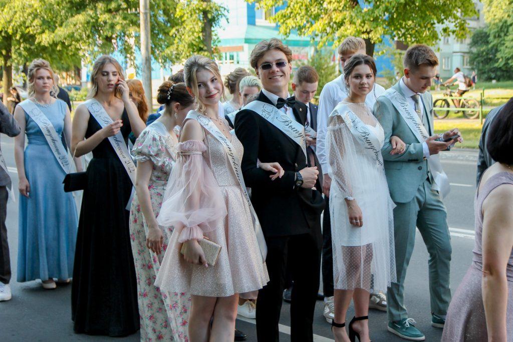 Медали, наряды и танец под дождем — посмотрите, как в Вилейке и Солигорске прошел бал выпускников