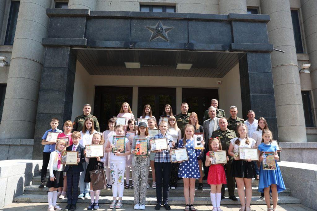 Дети — о войне. Победителей конкурса детского рисунка наградили в Доме офицеров