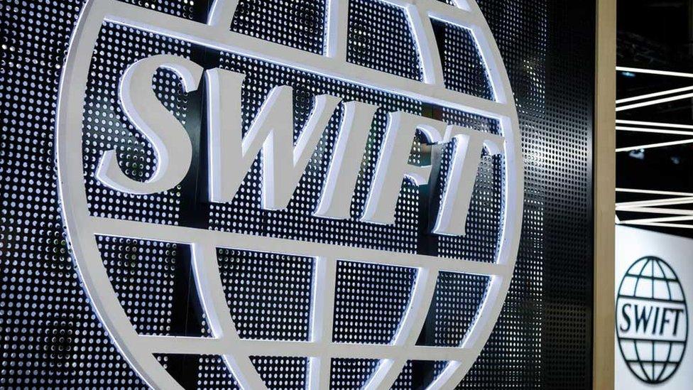 Евросоюз отключает от SWIFT российские банки Сбербанк, Россельхозбанк и МКБ