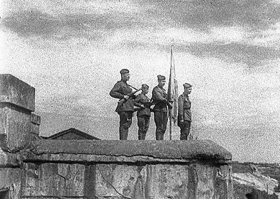 Над Брестской крепостью вновь Красное знамя. 28 июля 1944 год