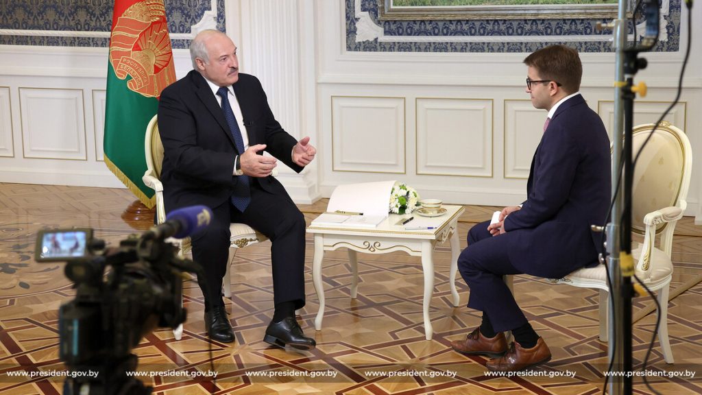 Лукашенко прошелся по французам за их заискивания перед президентом США