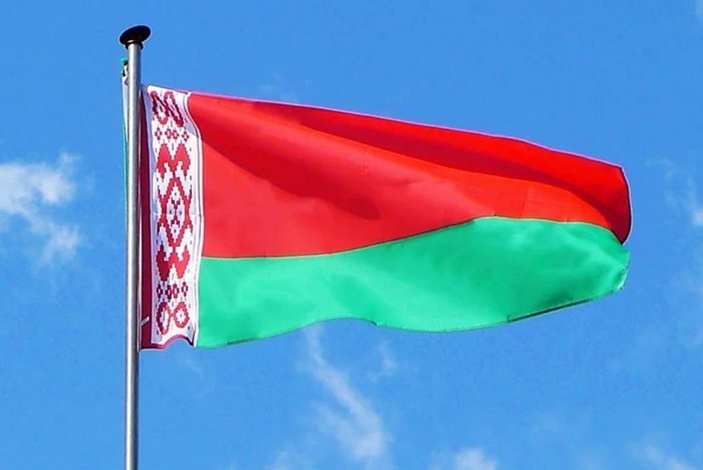 Двоих парней из Слуцка обвиняют в надругательстве над Государственным флагом