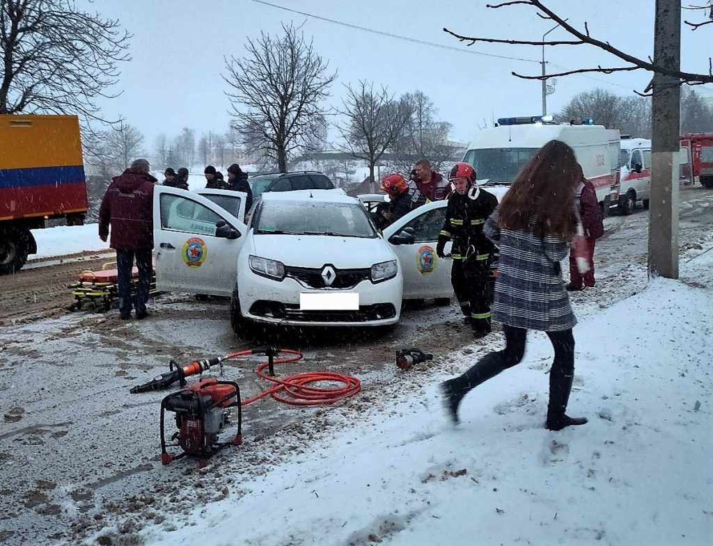 Пассажирка не выжила — ждет суда водитель, который зимой в Воложине на «Рено» врезался в столб