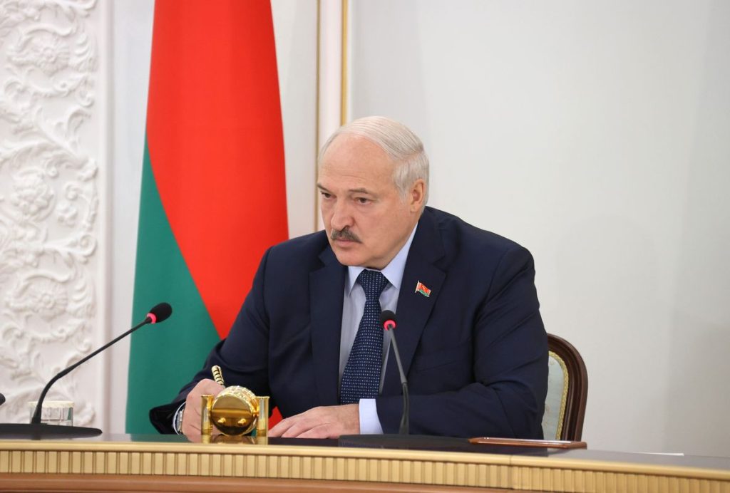 Топливо и кредит для расчета за зерно будут, главное — не свалить показатели. Лукашенко о работе АПК