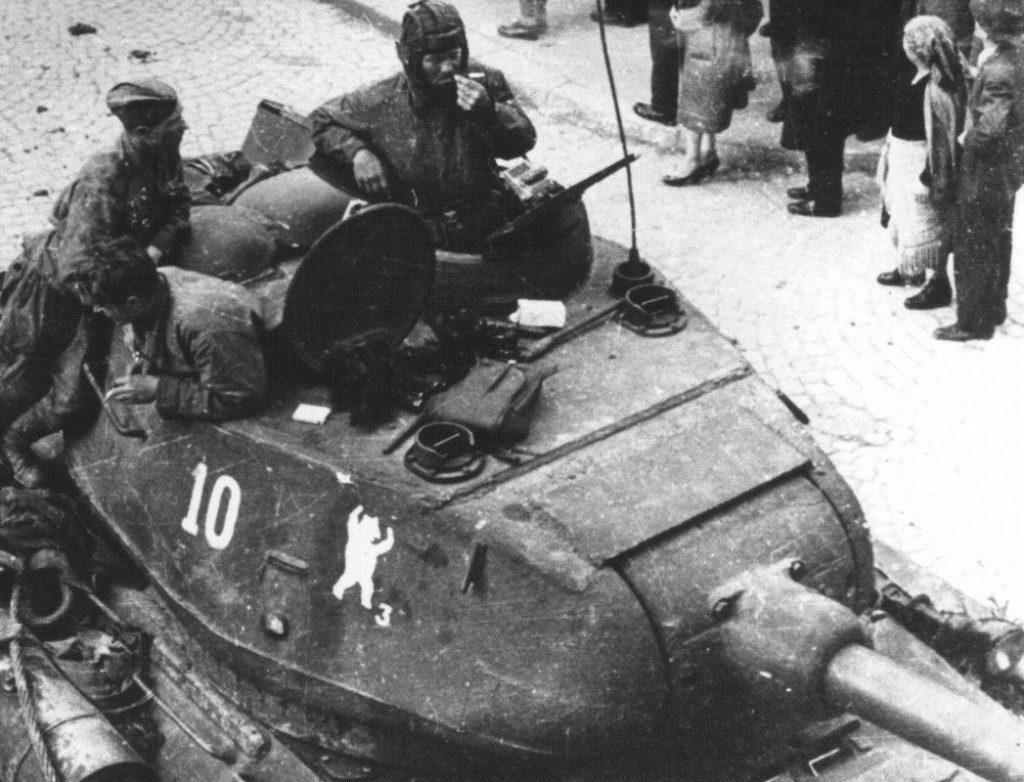 Т-34-85 с персональным графическим знаком на улицах Праги