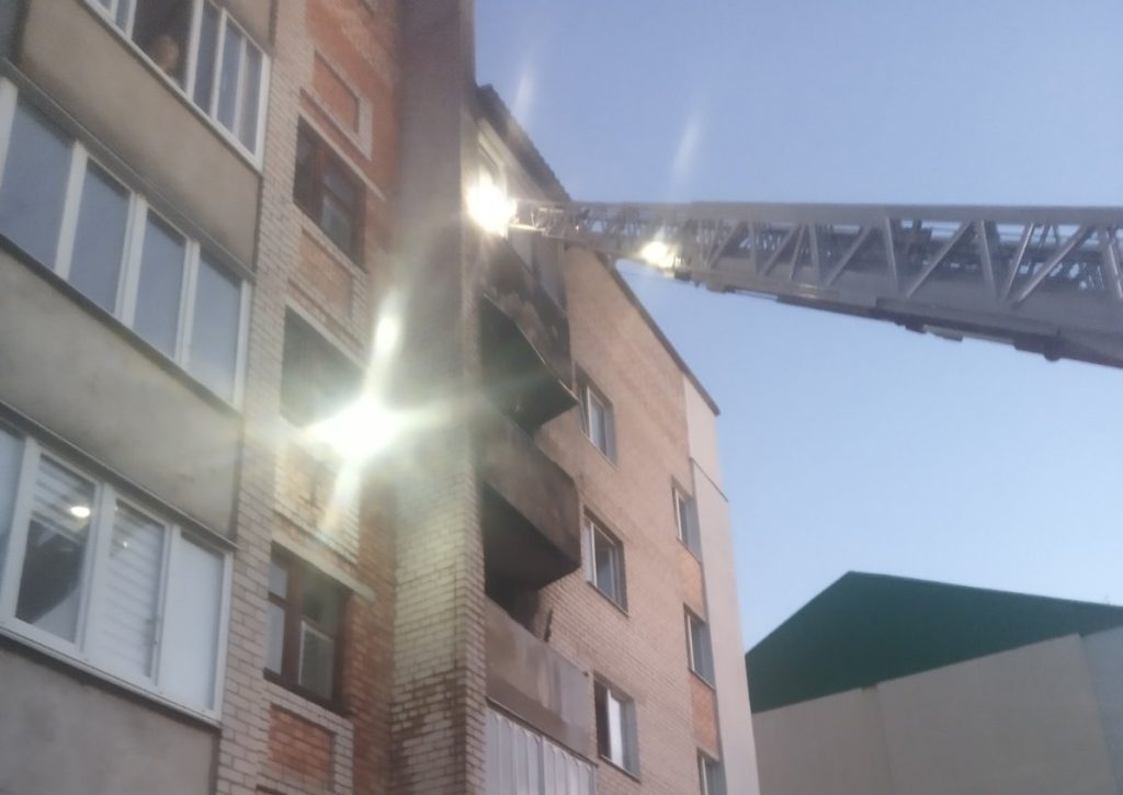 В Слуцке спасатели вытащили мужчину из горящей квартиры