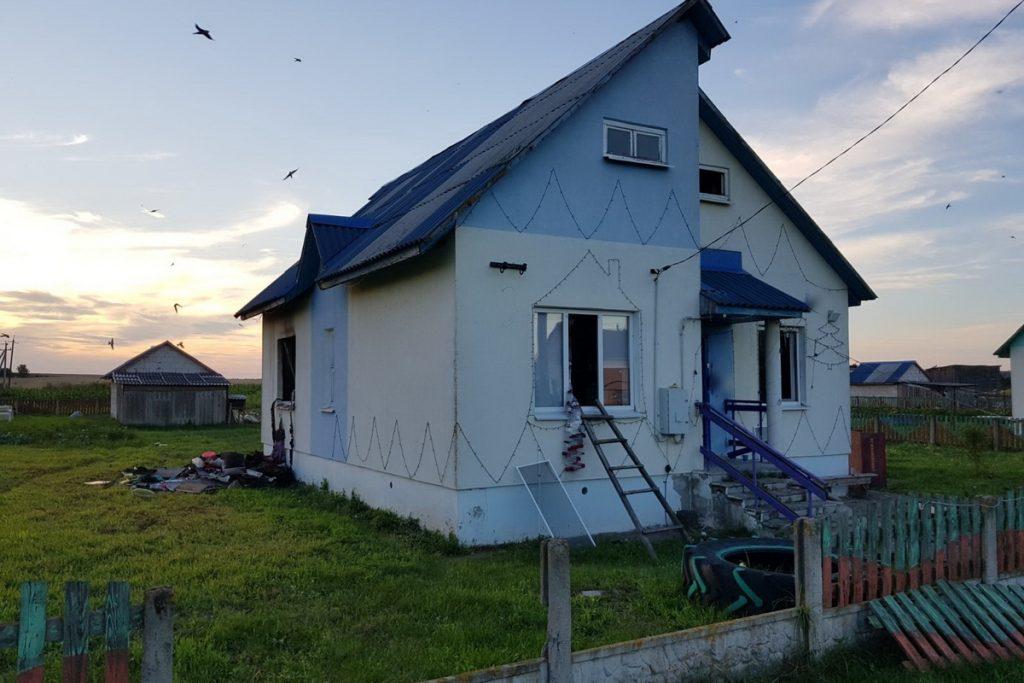 Соседи спасли троих детей из дымящегося дома в Слуцком районе