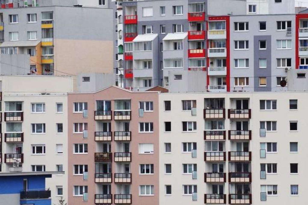 Дом есть — застройщика нет… Почему жителям Держинска отказывают в ремонте проблемного жилья?