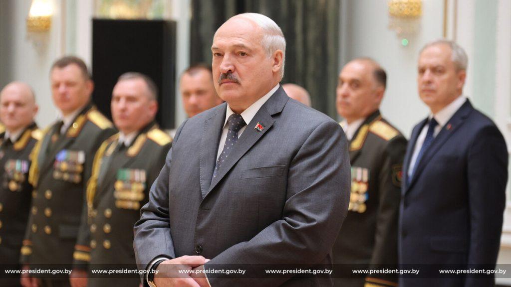Не допустить войны — Лукашенко на вручении госнаград людям в погонах