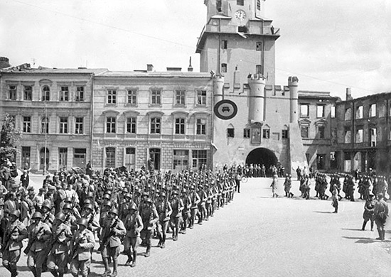Советские воины в освобожденном Люблине. 24 июля 1944 год