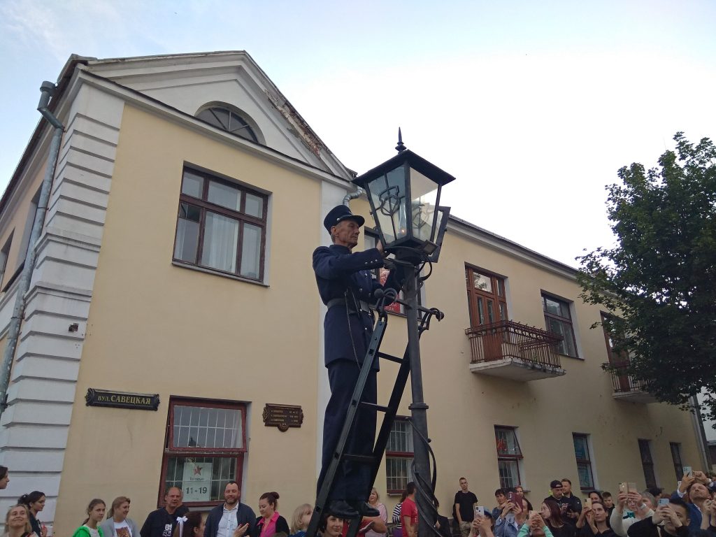 Рассказываем, как электромонтер стал знаменитым брестским фонарщиком