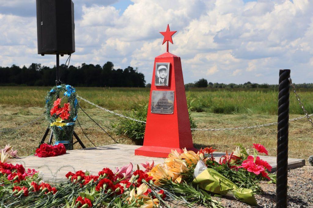 В Солигорском районе почтили память погибшего летчика. На месте трагедии обновлен монумент