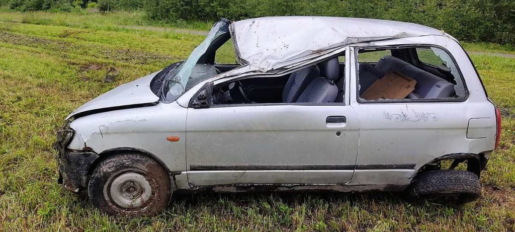 Пьяная женщина на малолитражной «японке» перевернулась в Логойском районе и попала в реанимацию