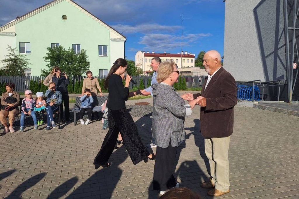 В Смолевичах открылась ретро-танцплощадка