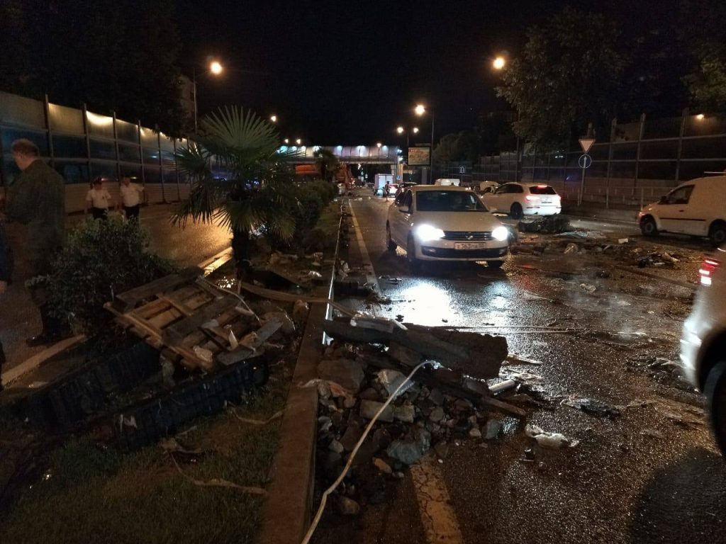 Залповый ливень в Сочи: из-за непогоды погибла женщина