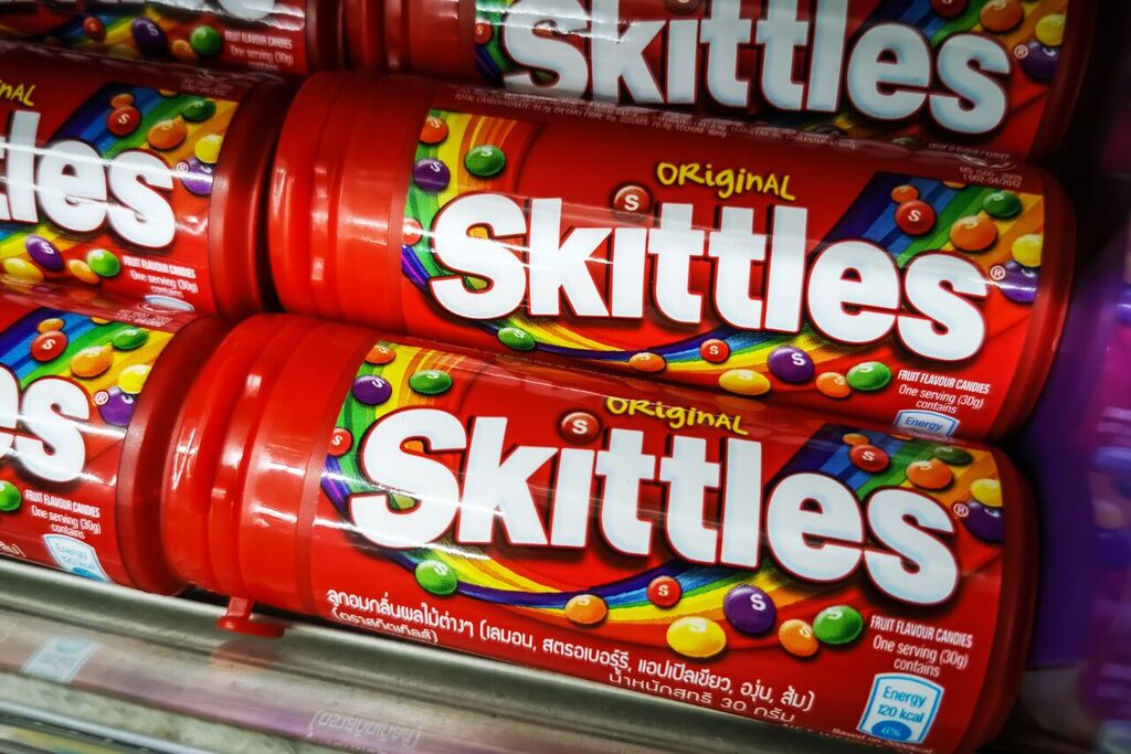 На производителя Skittles подали в суд из-за ядовитого красителя