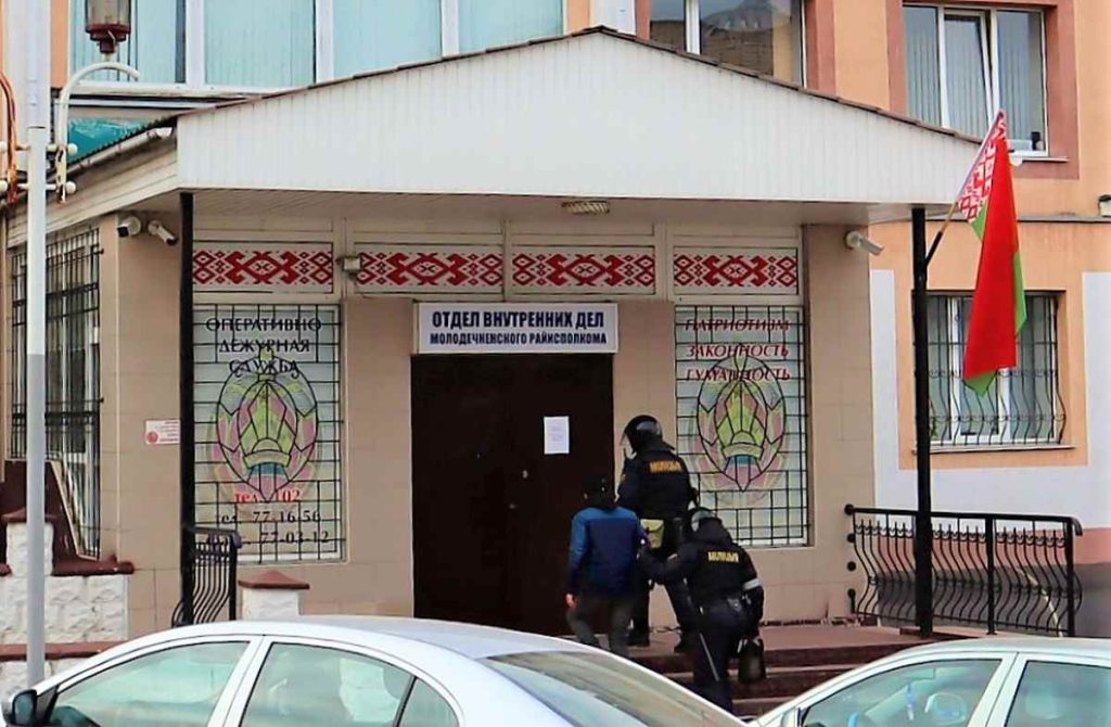 Молодечненка в День влюбленных позвонила 102 и заявила, что ее в туалете РОВД изнасиловал милиционер