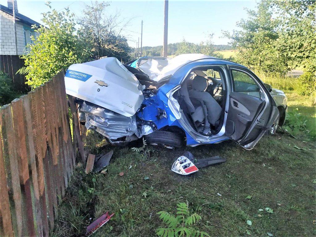 Выпила с горя? «Шевроле» в Логойском районе таранил дерево – 22-летняя водитель оказалась нетрезвой