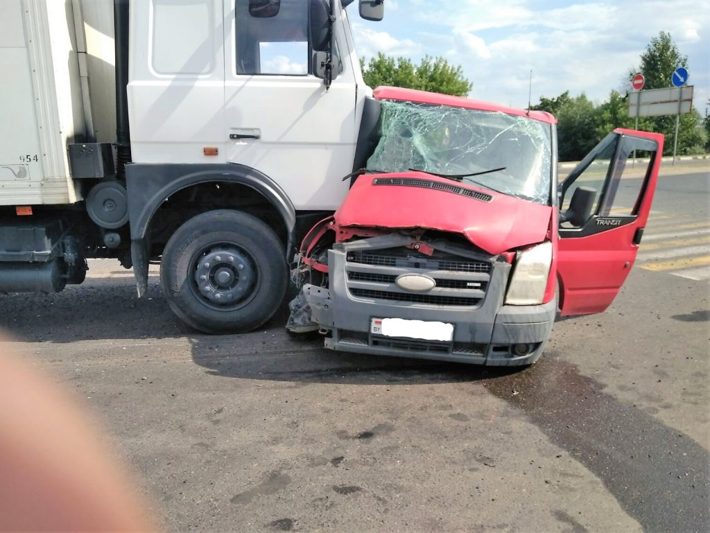 В Столбцах 18-летний парень на фургоне не пропустил МАЗ и попал в больницу со своими пассажирами