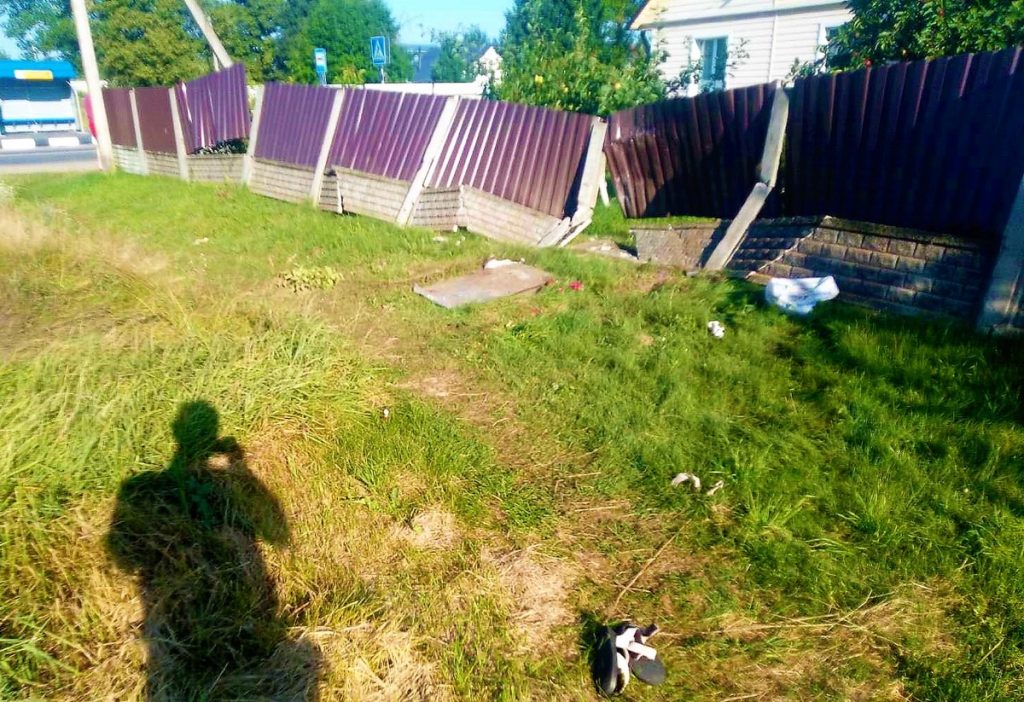 МАЗ врезался в забор под Молодечно на сморгонской трассе — пострадала 45-летняя пассажирка