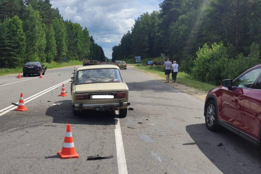 «Жигули» не пропустили «Мазду» возле Костеневичей Вилейского района — пострадала бабушка-пассажирка