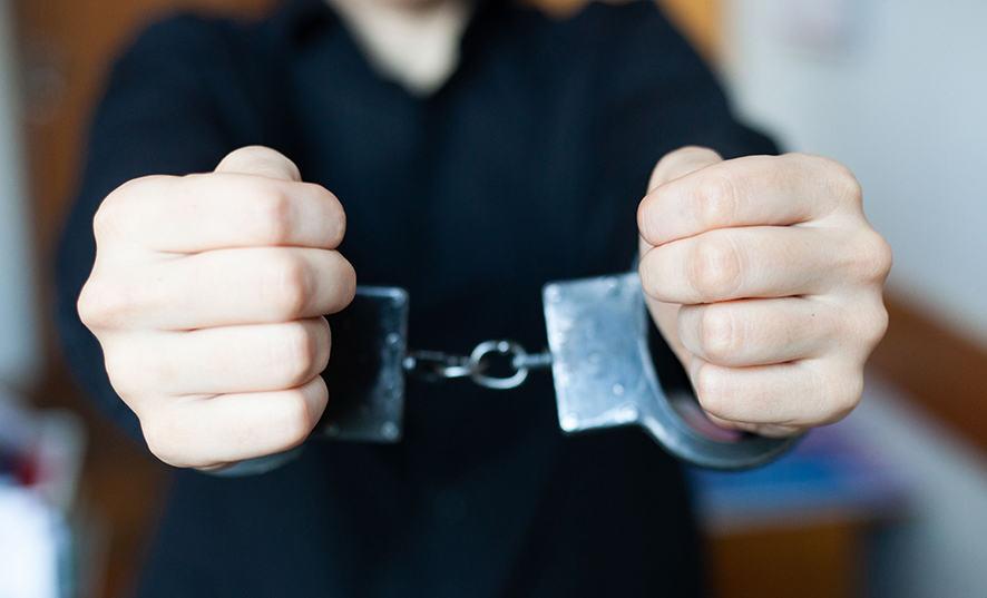 Сотрудницу прокуратуры задержали за распространение личных данных работников