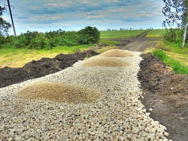 Жители деревни Новосады Дзержинского района жалуются на песчано-грунтовую дорогу