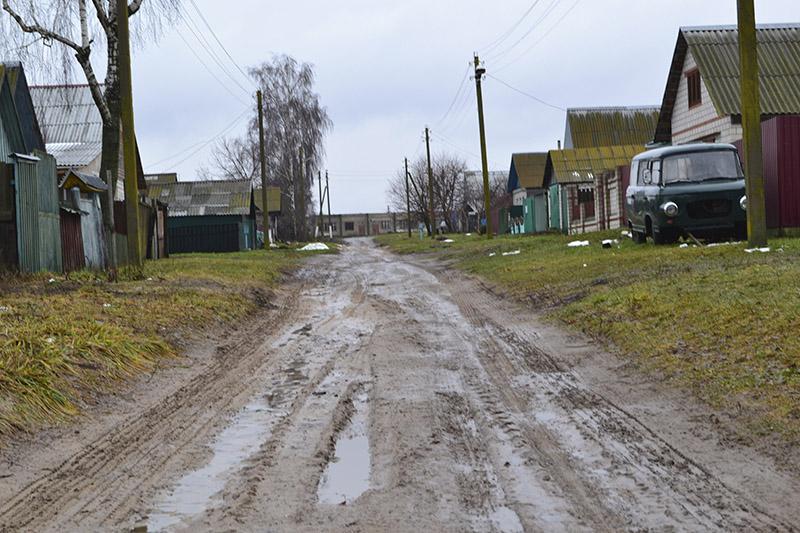 Проложить асфальт или ограничить движение машин просят в поселке Вилейского района