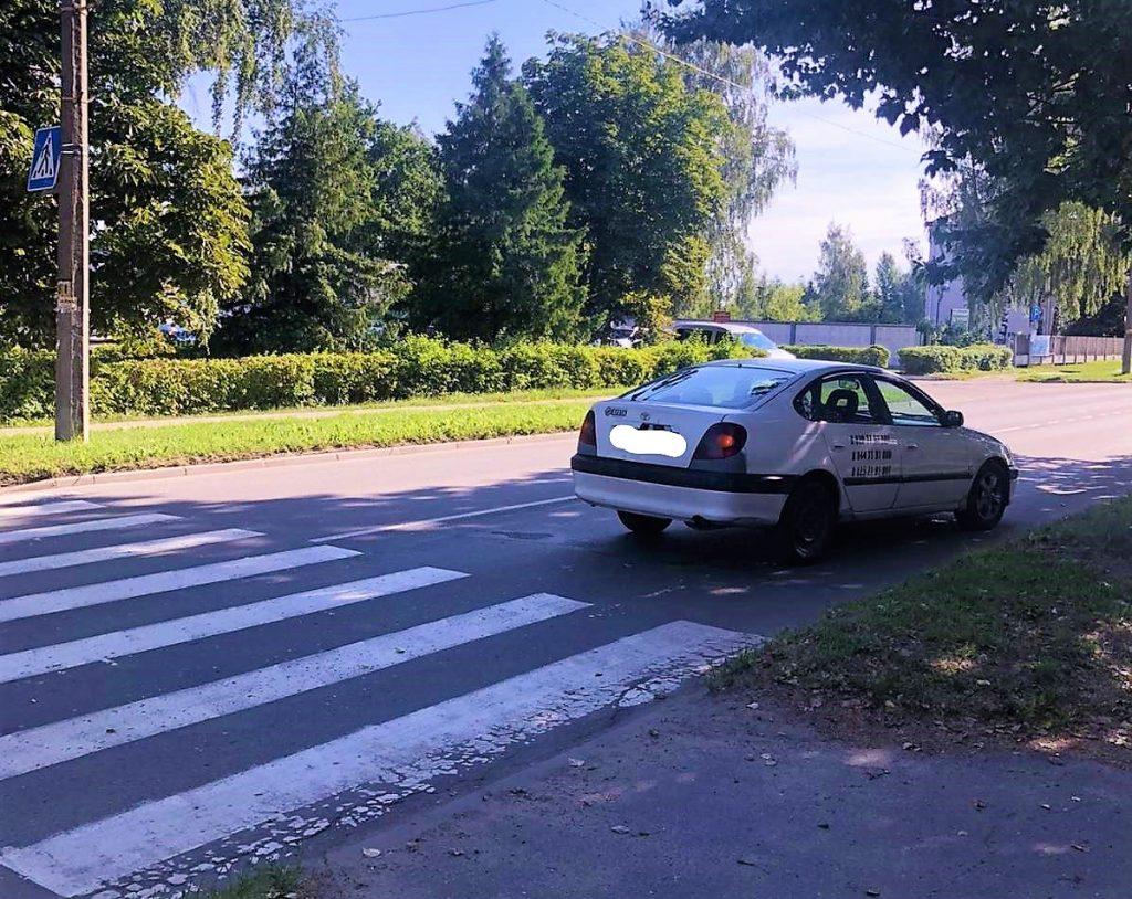 «Тойота» в Слуцке сбила женщину на пешеходном переходе — обошлось без серьезных травм