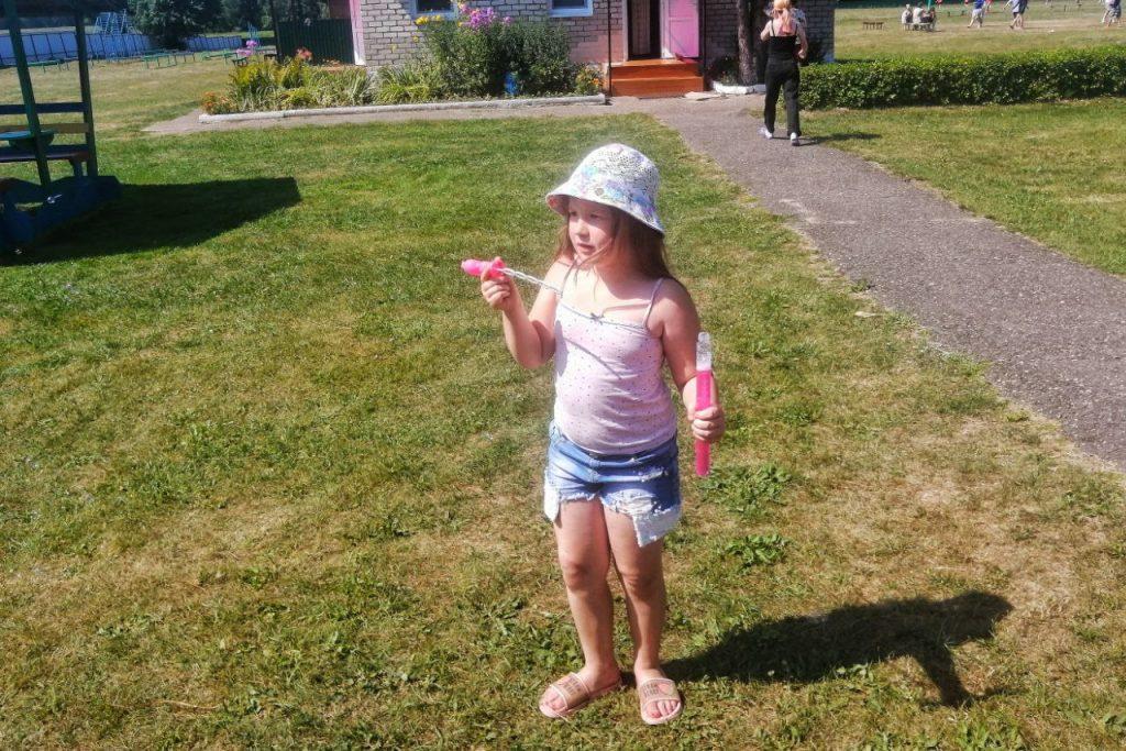 Родничок радости: как маленькие белорусы проводят летние дни в оздоровительном лагере Минщины