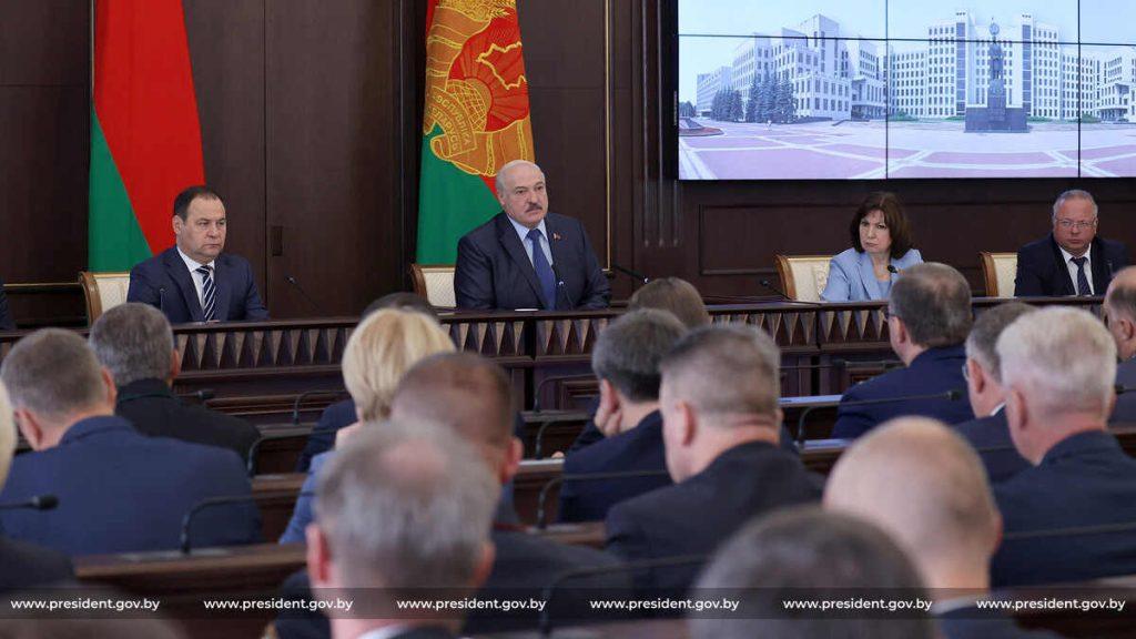 Президент: экономика – вопрос номер один. Будет экономика – все у нас получится