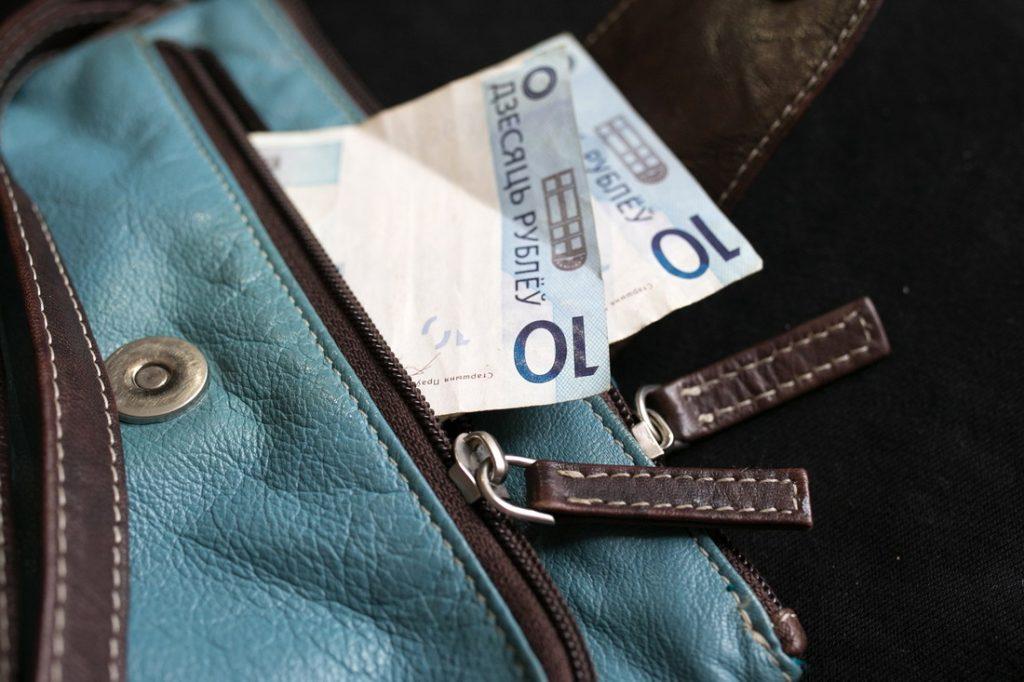 Чья зарплата выше всех? Посчитали доходы белорусов за июль