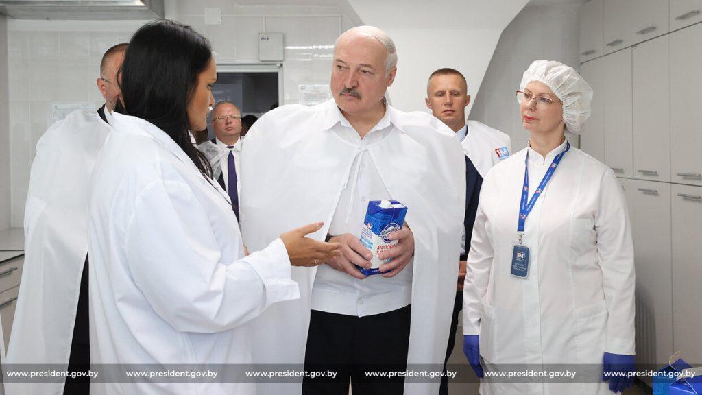 Лукашенко отреагировал на сигналы о «дефиците» и спонтанно приехал на молочный завод в Минске