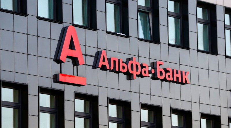 В банкоматах «Альфа-банка» снова можно снять доллары