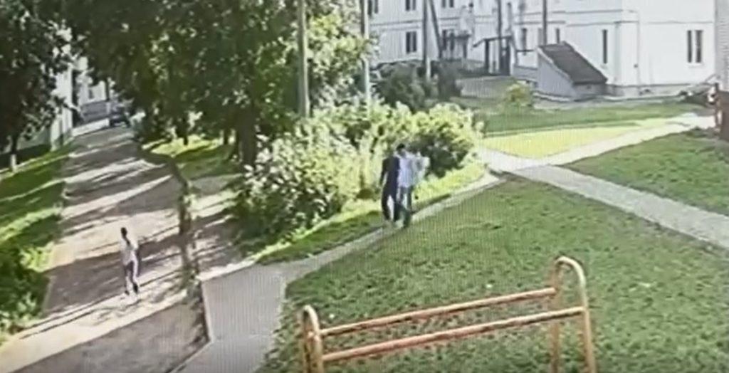 В Борисове ищут двух мужчин, которые подобрали детскую сумку с двумя мобильными телефонами и ключами