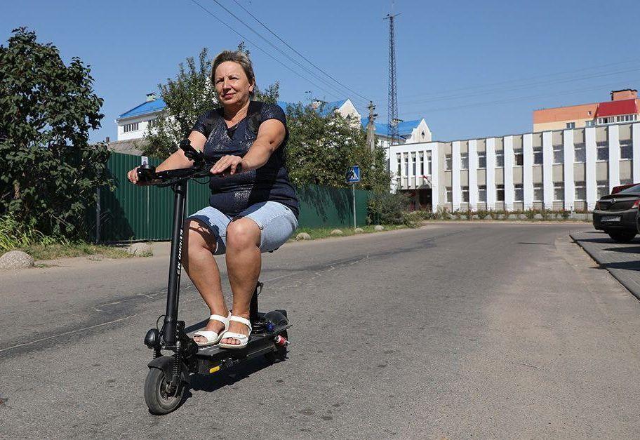 В Смолевичах социальные работники приезжают к подопечным на модных электросамокатах