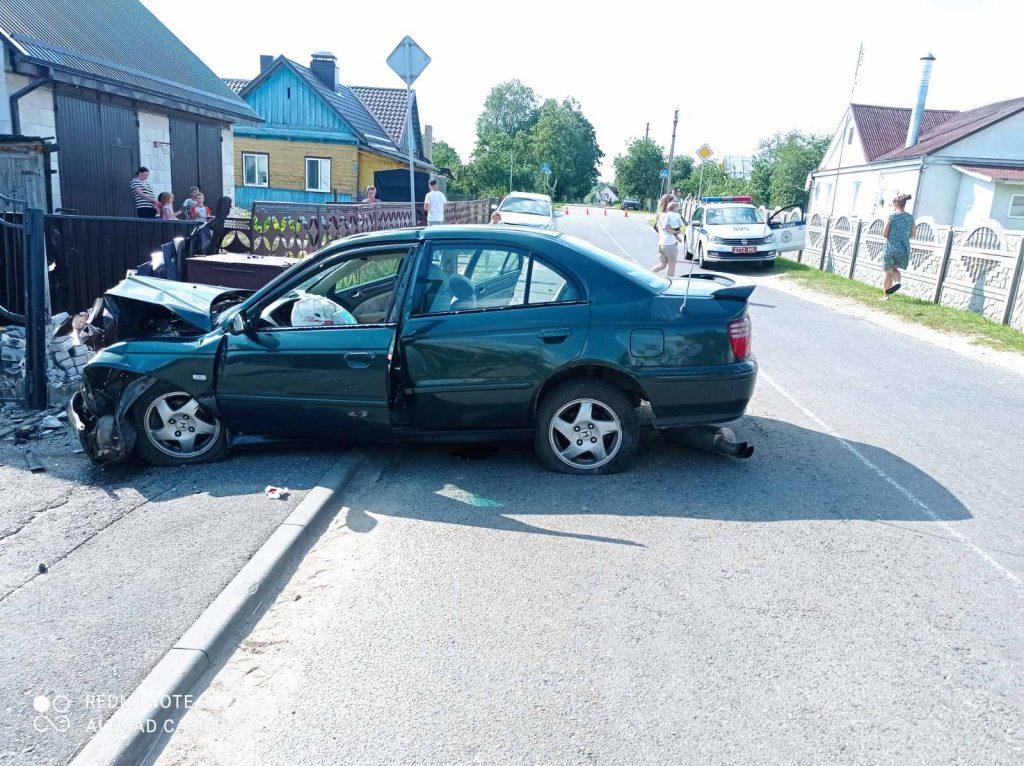 Водитель «Хонды» в Несвиже врезался в забор и оказался в реанимации