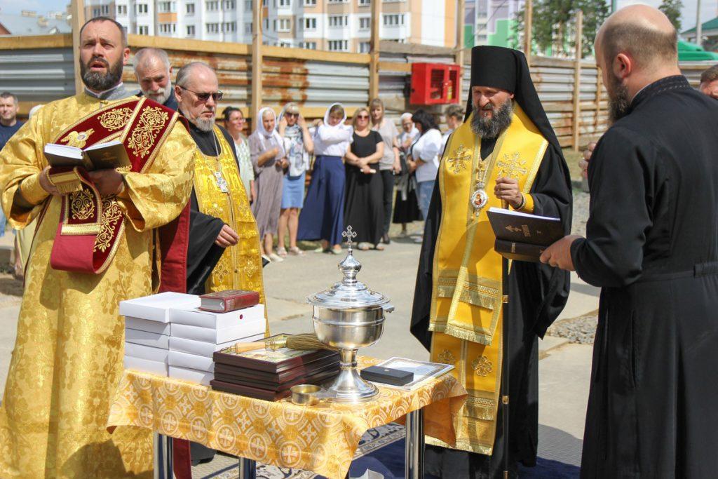 Епископ Слуцкий и Солигорский заложил капсулу нового храма в Солигорске