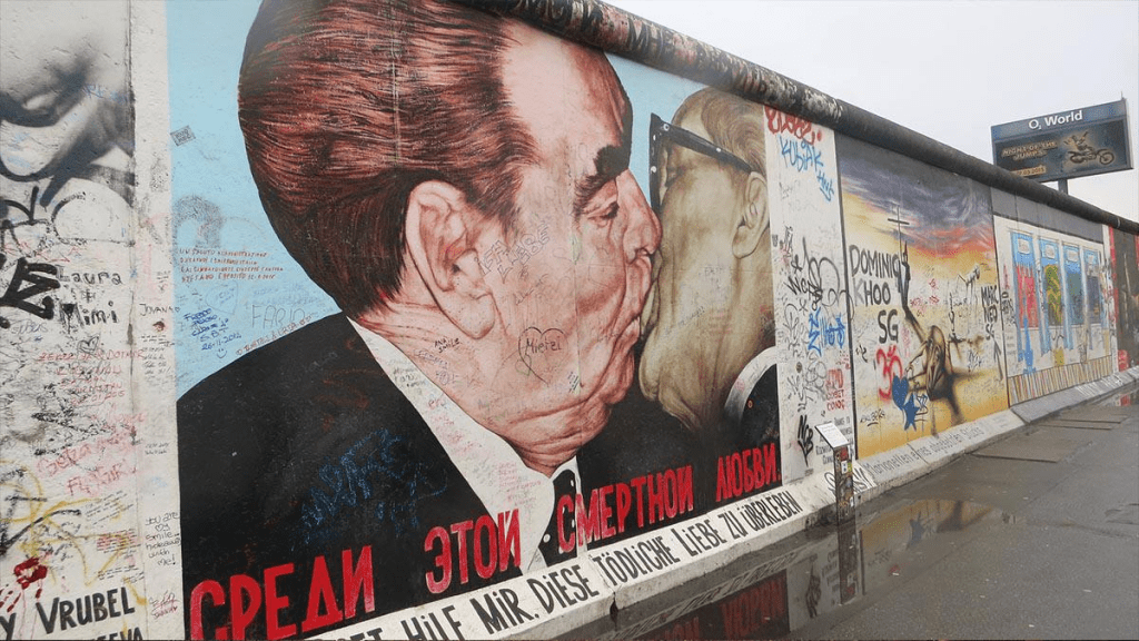 Граффити братский поцелуй